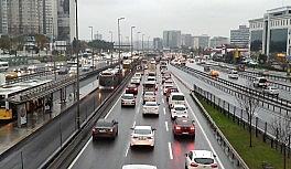İstanbul'da yağmur ve mesai sonrası trafik yoğunluğu