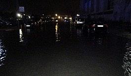 İzmir'de deniz taştı, araçlar suyun altında kaldı