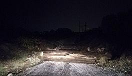 İzmir'de hafif ticari araç sel sularına kapıldı: 5 kişiden 2'si kayıp