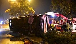 İzmir'de kontrolden çıkan kamyon yan yattı: 1 ağır yaralı