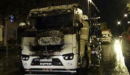 İzmir'de park halindeki TIR alevlere teslim oldu