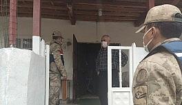 Jandarma kısıtlamada yaşlıların yardımına koştu