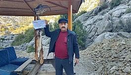 Kaçak geyik avcılarını ihbar eden muhtara, kafası kesilip derisi yüzülmüş dağ keçisi üzerinden tehdit
