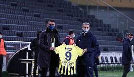 Kadıköy'de Erdoğan Yılmaz'a imzalı forma