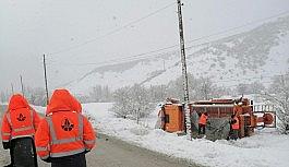 Kar temizleme çalışması yapan iş makinesi devrildi