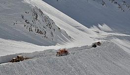 Karayolları kışın yoğun yaşandığı bölgelerde çalışmalarını sürdürüyor