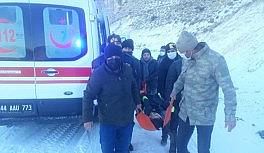 Karda kayan araç uçuruma yuvarlandı: 2 yaralı