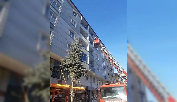 Kars'ta çatılarda oluşan buz sarkıtları temizleniyor