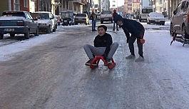 Kars'ta çocukların kızak keyfi