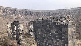 Kars'ta tarihi evlerin sadece izleri kaldı