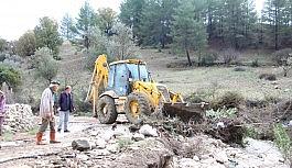 Kaş'ta belediye ekipleri zarar gören bölgede