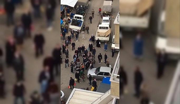 Kavgada mesafe unutuldu...Pazarda genç kadınla adamın yumruklu kavgası kamerada