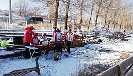 Kayaklı koşu yarışları nefes kesti