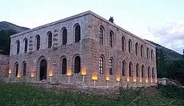 Kayme Sarayı'nın içki kutusu tasarımlarında kullanılmasına tepki