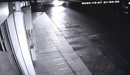 Kazada yaralanan sürücüyü battaniye ile soğuktan korumaya çalıştılar