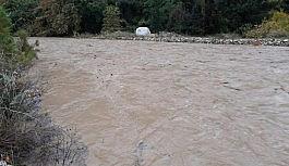 Kemer'de tarım alanları suyla doldu, köprü tıkandı, kaya parçaları yollara düştü