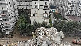 Kentsel dönüşüm için yıkılan bina, içinde insanların olduğu diğer binaya zarar verdi