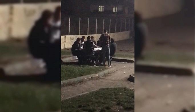 Kısıtlama saatinde parkta okey pahalıya patladı