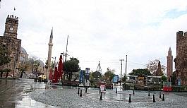 Kısıtlama yağışlı havayla birleşince Antalya sessizliğe büründü