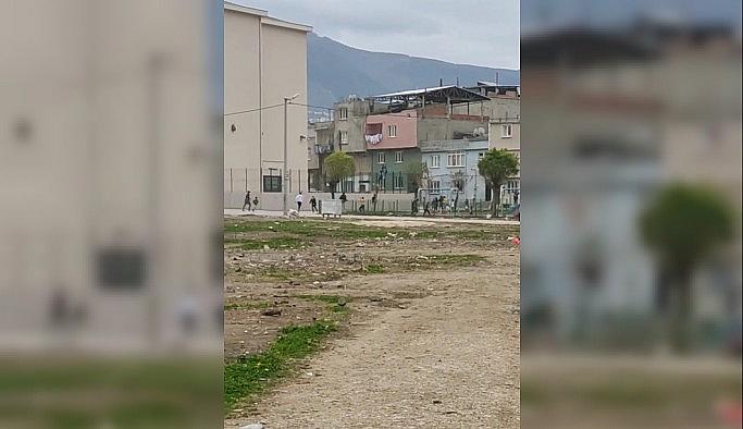 Kısıtlamada top oynayan çocuklara polis baskını
