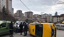 Kısıtlamada yolu boş sanıp dikkatsizce caddeye çıkan otomobil taksiye çarptı
