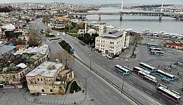 Kısıtlamanın üçüncü haftasında Eminönü Meydanı sessizliğe büründü