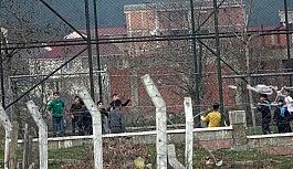 Kısıtlamaya rağmen çocuklar halı sahada maç yaptı