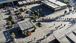 Kısıtlamaya saatler kalan AVM önünde metrelerce kuyruk oluştu