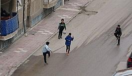 Kısıtlamayı ihlal eden çocuklar polisi görünce kaçtı