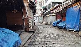 Kısıtlamayla Eminönü Meydanı boş kaldı