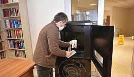 Kitaplar ultraviyole ışınlarıyla dezenfekte ediliyor