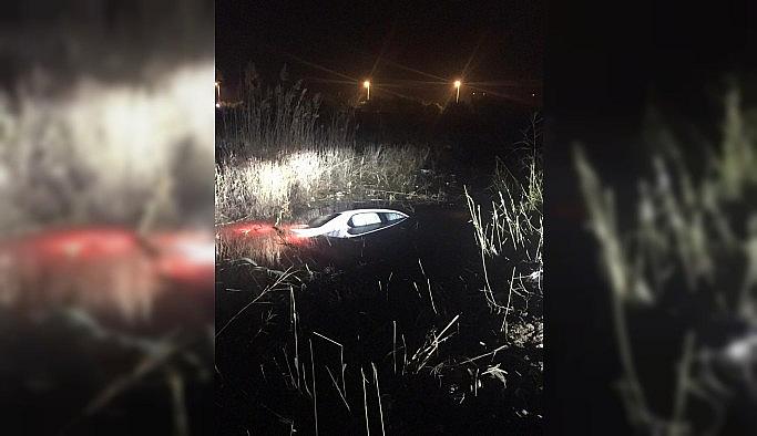 Kontrolden çıkan otomobil su dolu dereye uçtu