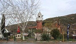 Köy meydanındaki camisiz minare büyük ilgi çekiyor