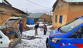 Köylerdeki vatandaşlara ekmeği jandarma ulaştırdı