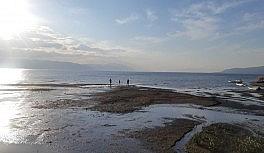 Kuraklığın baş gösterdiği göl motokrosçuların parkuru oldu