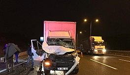 Kuzey Marmara Otoyolu'nda kamyon tıra çarptı: 1 yaralı