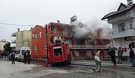 Lojman olarak kullanılan binadaki yangın korkuttu