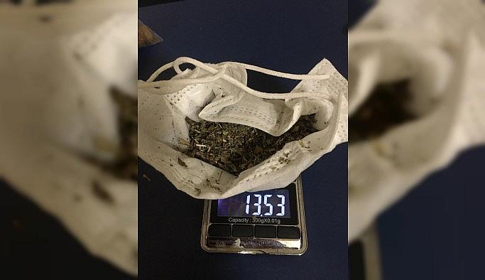 Maskeyi korona virüsten korunmak için değil uyuşturucu saklamak için kullandı