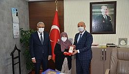 Merhum Kore gazisinin madalyası eşine verildi