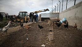 Milyonluk arazideki gecekondu kümesler toma ve çevik kuvvet eşliğinde yıkıldı