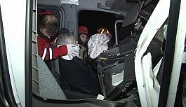 Minibüs emniyet şeridinde arıza yapan hafriyat kamyonuna çarptı: 3 yaralı