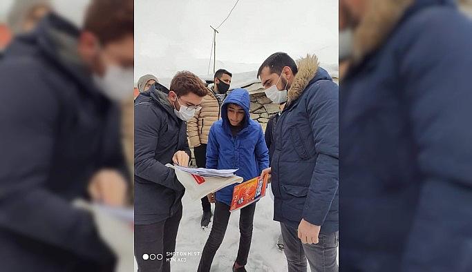 Öğretmenler kapı kapı dolaşarak kitap dağıttı