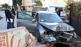 Önü kesilen sürücü paniğe kapılıp duvara çarptı: 1 yaralı
