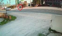 Otomobilin çarptığı motosiklet sürücüsü böyle uçtu