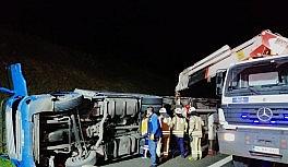 Otoyolda hurda yüklü TIR'ın altında kalan sürücü yaşamını yitirdi