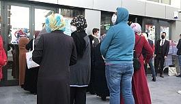 (Özel) İndirimli tencere tabak için sosyal mesafe kuralları hiçe sayıldı