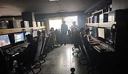 (Özel) İstanbul'da kısıtlamada internet kafeye baskın kamerada