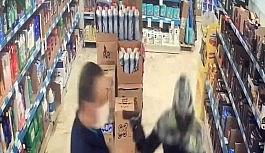 (Özel) İstanbul'da market çalışanının dehşeti yaşadığı soygun girişimi kamerada