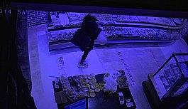 (Özel) Önce ellerine dezenfektan sıktı, sonra sadaka kutusunu çaldı