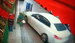 (Özel) Sürücü markete daldı, o anlar kamerada